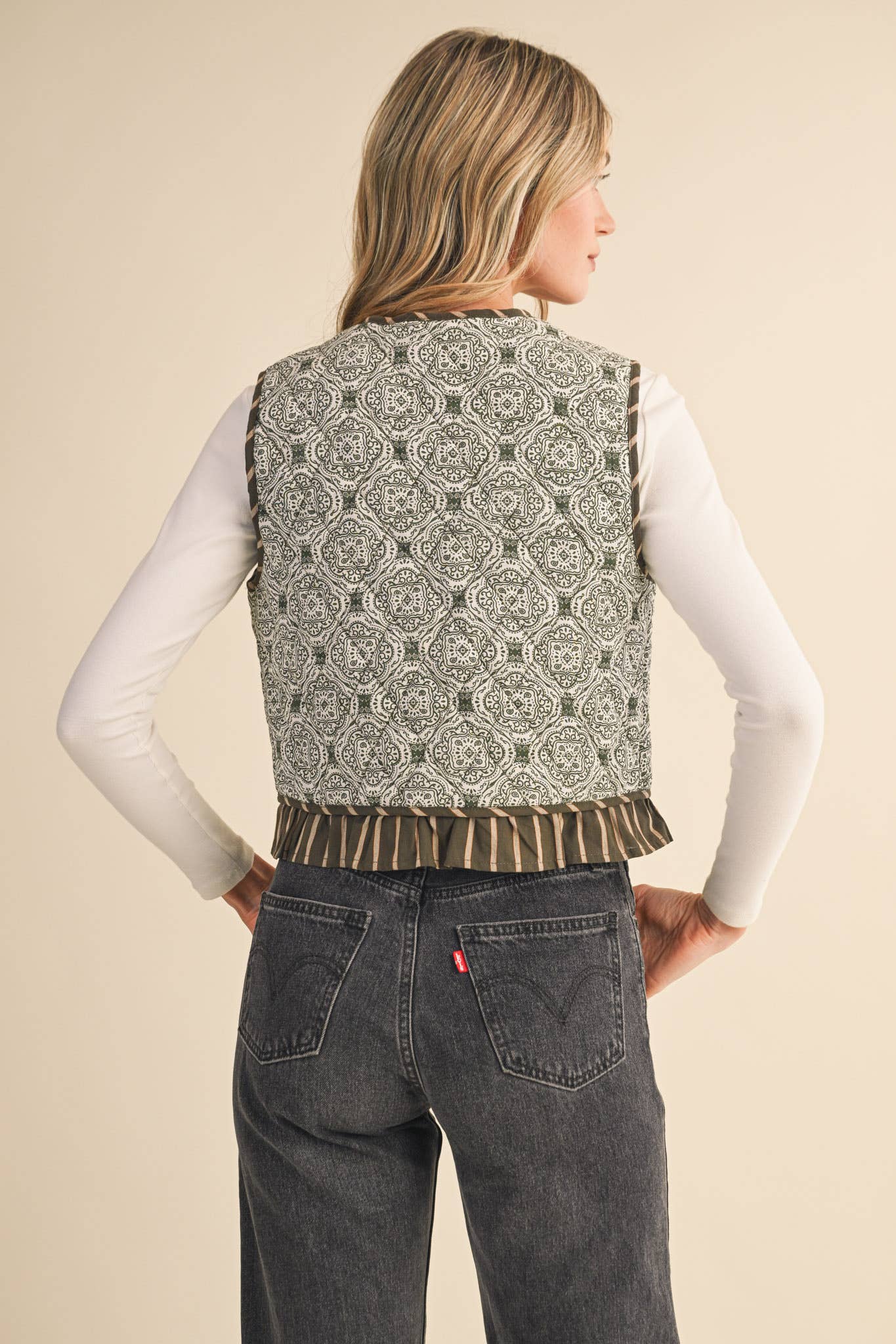 QUILTED PRINT RUFFLE TRIM VEST